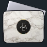 Imitate Marmoralabaster Taupe Tan Moderne Custom Laptopschutzhülle<br><div class="desc">Monogram Laptop Ärmel mit eleganten IMITATEN Marmor Alabaster Hintergrund Textur. Taupe / tan und Creme Farben verschmelzen,  schaffen interessante Muster für einen klassischen modernen Look. Ein schwarz-goldener Kreis mit goldenem Farbverlauf,  mit Ihrem Namen und dem anfänglichen personalisierte im Inneren.</div>