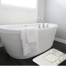 Imitate Monogramm aus weißem Leder