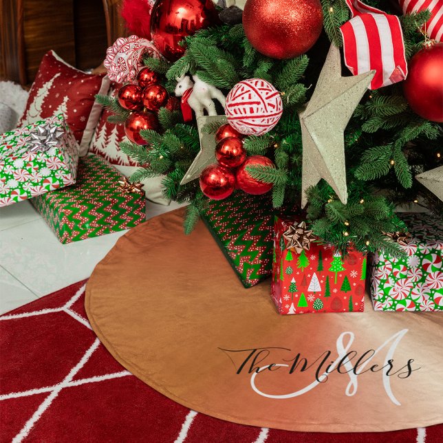 Imitate Monogramm für metallische Kupferstrahler Polyester Weihnachtsbaumdecke (Faux Metallic Copper Gradient Family Monogram Brushed Polyester Tree Skirt)