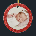 Imitate Red Glitzer Baby First Christmas Foto Keramik Ornament<br><div class="desc">Mit diesem festlichen, eigens für das Weihnachtsgebäck konzipierten Baby-Foto können Sie Ihrem Weihnachtsbaum Glanz und Glanz verleihen. Es zeigt Imitate roten Glitzer mit klassischer Typografie. Personalisieren Sie durch Hinzufügen von Fotos, Feriengruß, Jahr und Familienunterschrift. Spielen Sie Ihr Lieblings-Baby-Foto mit diesem Glitzer Weihnachtsschmuck Foto. Dieses Baby Foto-Dekor wird als Weihnachtsgeschenk perfekt....</div>