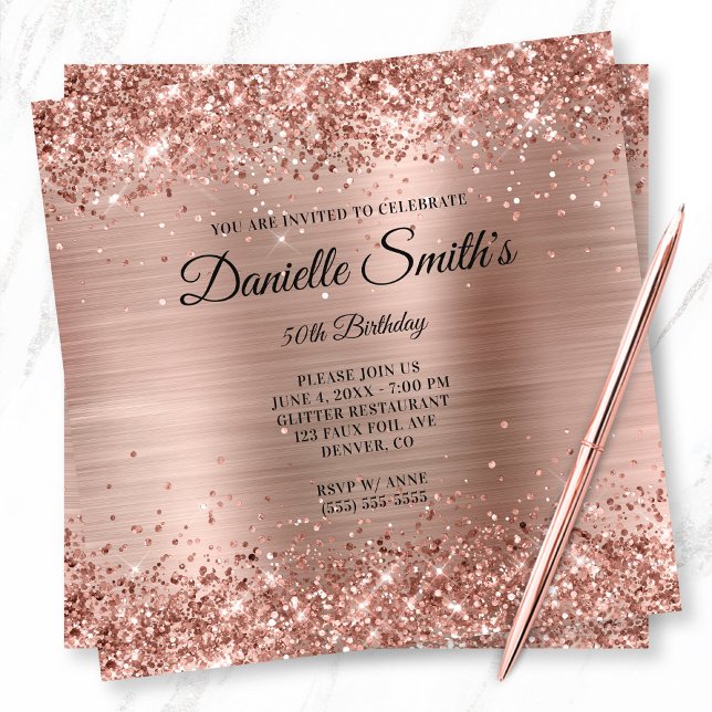 Imitate Rose Gold Glitzer Foil Monogram 50. Geburt Einladung (Glittery Rose Gold 50th Birthday Invite for Her)