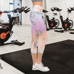 Imitate Silbersteine auf Pastellrosa, blaues Orang Capri Leggings<br><div class="desc">Niedliches Design der Capri Leggings mit Imitaten aus silberfarbenen Metallic-Sternen auf pastellrosa,  blau und orange Farbmischung Hintergrund. Erleben Sie Komfort und Stil wie nie zuvor mit diesen faszinierenden Capri-Leggings.</div>