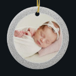 Imitate Silver Glitzer Baby's First Christmas Foto Keramik Ornament<br><div class="desc">Mit diesem festlichen, eigens für das Weihnachtsgebäck konzipierten Baby-Foto können Sie Ihrem Weihnachtsbaum Glanz und Glanz verleihen. Es zeigt Imitate silbernen Glitzer mit klassischer Typografie. Personalisieren Sie durch Hinzufügen von Fotos, Feriengruß, Jahr und Familienunterschrift. Spielen Sie Ihr Lieblings-Baby-Foto mit diesem Glitzer Weihnachtsschmuck Foto. Dieses Baby Foto-Dekor wird als Weihnachtsgeschenk perfekt....</div>