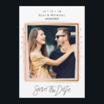 Imitats Confetti Rosa Weiße Foto Save the Date Kar<br><div class="desc">Dieses Imitat Gold Konfetti und rosa Pinsel Anstoß Hochzeit speichern Sie das Datum Karte zeigt einige Imitate Gold Konfetti auf beiden Seiten der Karte. Das Design beinhaltet auch einen goldenen Rahmen von Imitaten um das Paarfoto mit einem rosa Pinselstrich darunter. Die Rückseite der Karte ist weiß mit einem rosa Streifen....</div>