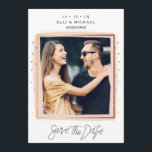 Imitats Confetti Rosa Weiße Foto Save the Date Kar<br><div class="desc">Dieses Imitat Gold Konfetti und rosa Pinsel Anstoß Hochzeit speichern Sie das Datum Karte zeigt einige Imitate Gold Konfetti auf beiden Seiten der Karte. Das Design beinhaltet auch einen goldenen Rahmen von Imitaten um das Paarfoto mit einem rosa Pinselstrich darunter. Die Rückseite der Karte ist weiß mit einem rosa Streifen....</div>