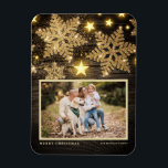 Imitats Holz Gold Glitzer Schneeflocken Foto Weihn Magnet<br><div class="desc">Feiern Sie den Urlaubssinn mit unserem individuell anpassbaren Foto Weihnachtsmagneten! Dieser Magnet eignet sich perfekt, um Ihre Lieblingsfeiertage zu erleben. Mit diesem Magneten können Sie einen einzigartigen Sake kreieren, der die Freude und Liebe Ihrer Familie während der Ferienzeit zeigt. Auf einem Imitat-Holzboden stehen Schneeflocken aus Gold und Glitzer. Personalisieren Sie...</div>
