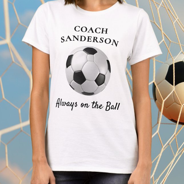 'Immer am Ball' Fußballtrainer Benutzerdefiniert T-Shirt (A personalized t-shirt for a soccer coach, with black and white football ball and funny caption)