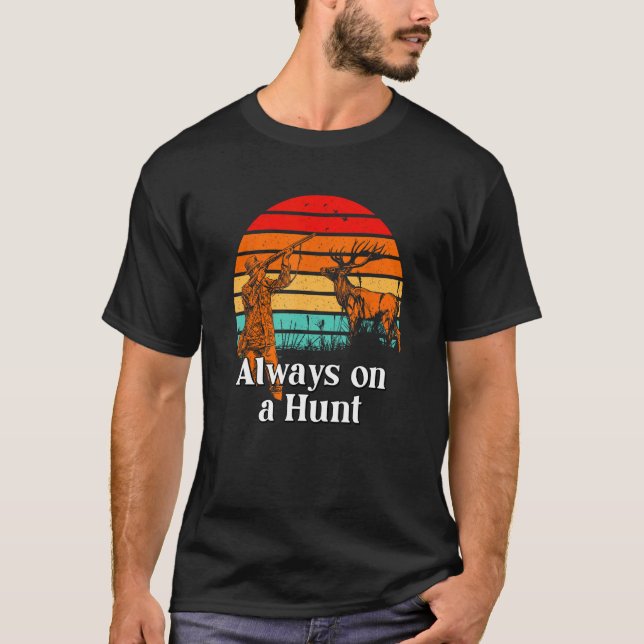 Immer auf einer Jagd auf Wildtiere Jagd Outdoor Hu T-Shirt (Vorderseite)