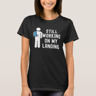 Immer noch an meiner Landung arbeite, abgebrochene T-Shirt
