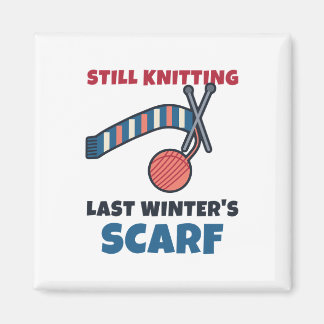 Immer noch den Schal vom letzten Winter strickend Magnet