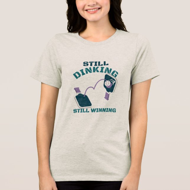 Immer noch Dinking, immer noch Gewinnen Pickleball Tri-Blend Shirt (Vorderseite)