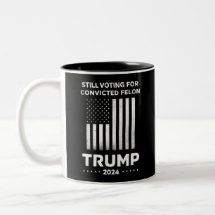 Immer noch für verurteilten Schwerverbrecher Trump Zweifarbige Tasse
