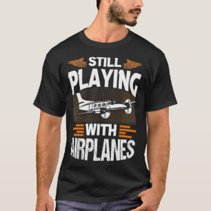 Immer noch mit Flugzeugen spielen Pilot von Flugze T-Shirt