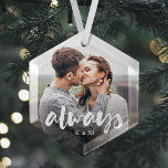 Immer Skriptüberlagerung Personalisierter Paare Fo Ornament Aus Glas<br><div class="desc">Erleben Sie Hochzeit,  Verlobung,  Jubiläum,  Flitterwochen oder besondere Momente mit diesem individuellen Ornament,  das sich perfekt für Paare eignet. "Immer" wird auf einem beliebten Foto in lässigen Schriftzeichen überlagert,  darunter die Initialen.</div>