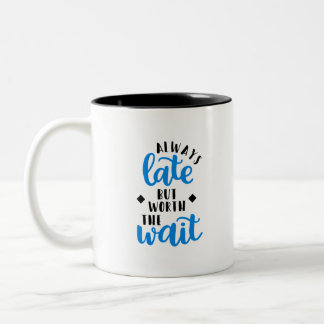 Immer spät aber wert die Wartezeit Zweifarbige Tasse