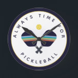 Immer Zeit für Pickleball Paddles Blau Gelb Runde Wanduhr<br><div class="desc">Der Pickleball-Spieler oder -Fan in Ihrem Leben wird diese Uhr mit blau gestreiften,  aquamarinen,  rostgelben und gelben Pickleball-Paddeln und der Phrase "Immer Zeit für Pickleball" Liebe geben. Teil einer Sammlung von Parcel Studios.</div>
