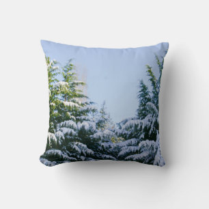 Immergrüne Bäume, Schnee, hübsche Winterlandschaft Kissen