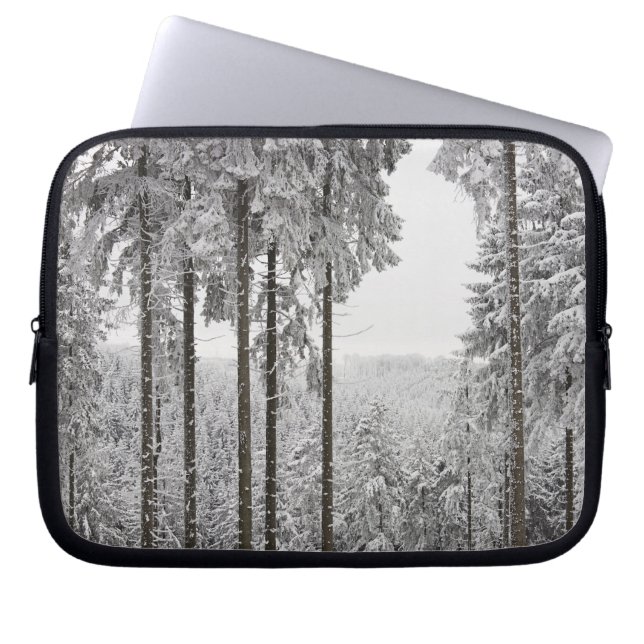 Immergrüner Wald im Winter Laptopschutzhülle (Vorderseite)