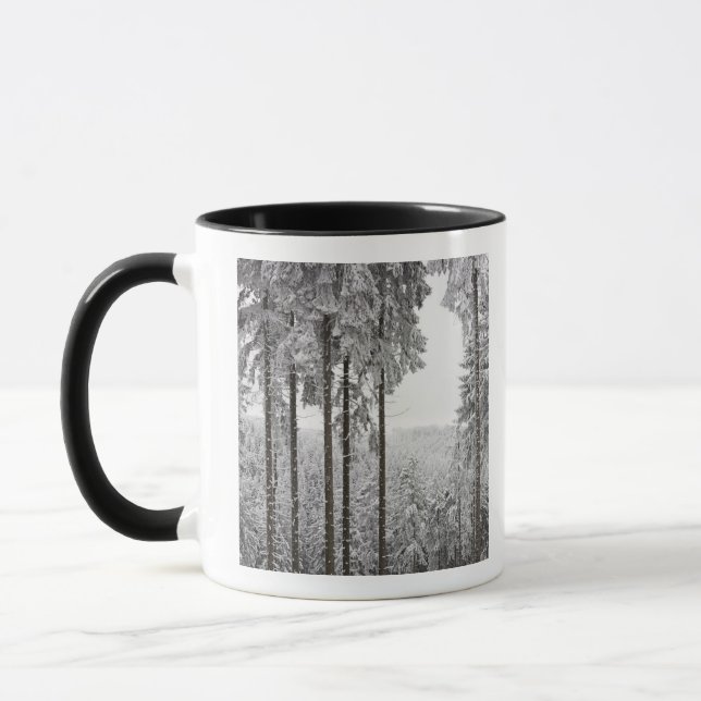 Immergrüner Wald im Winter Tasse (Links)