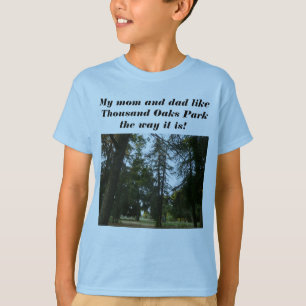 immergrüner Wald und Mama und Papa genießen Taus T-Shirt