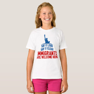 Immigranten begrüßen den T - Shirt des Mädchens