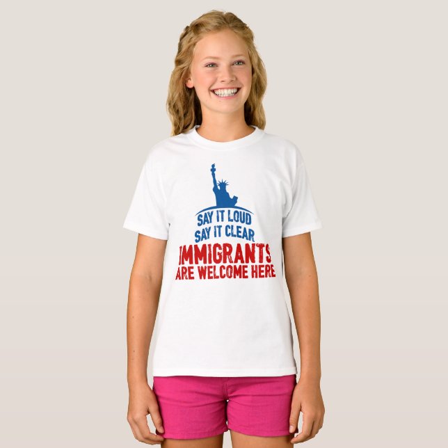 Immigranten begrüßen den T - Shirt des Mädchens (Vorne ganz)