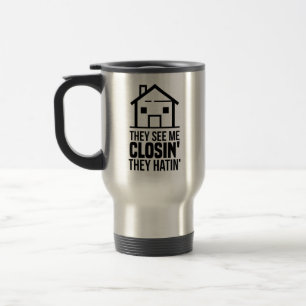 Immobilienmakler Sie sehen mich beim Abschluss ein Reisebecher