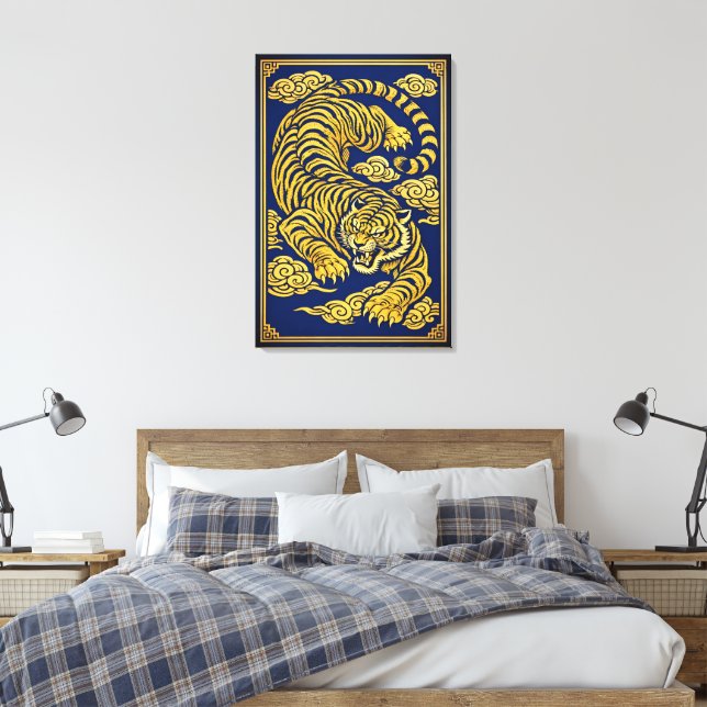 Imperial Tiger – Gold & Blue Canvas Print Leinwanddruck (Insitu (Schlafzimmer))