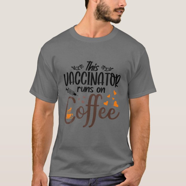 Impfstoff läuft auf Kaffee - Sonnenimpfstoff T-Shirt (Vorderseite)