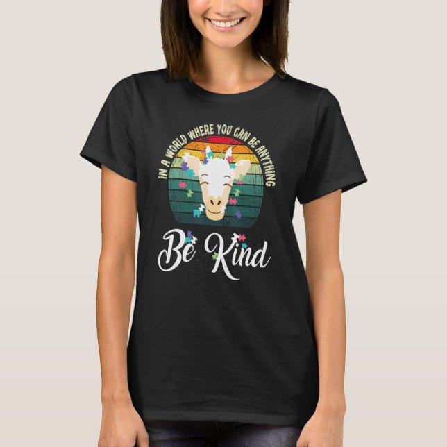 In A World Be Kind Cute Giraffe Autism Awareness T-Shirt (Vorderseite)