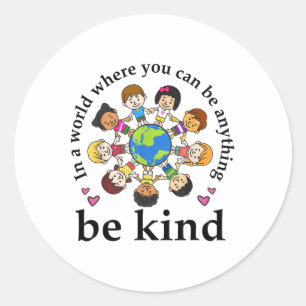 In a world be kind Welt Kindheit Tag T Runder Aufkleber