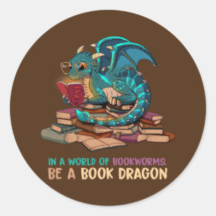 In A World Full Of Bookworms Be A Book Dragon Runder Aufkleber
