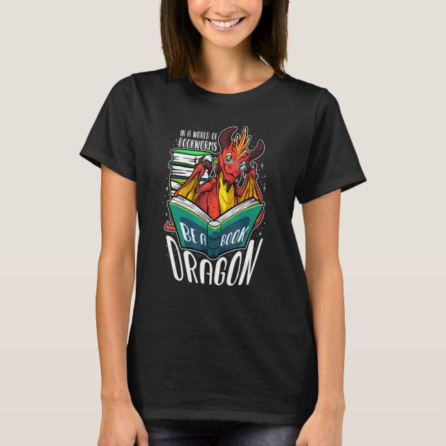 In A World Full Of Bookworms Be A Book Dragon   T-Shirt (Vorderseite)