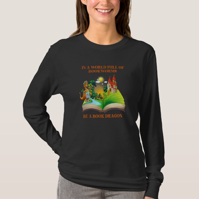 In a world full of bookworms be a book dragon T-Shirt (Vorderseite)