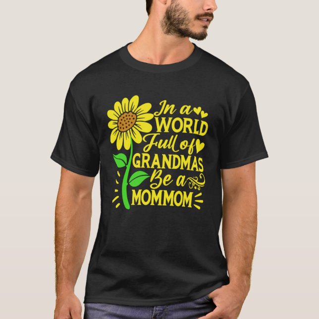 In A World Full Of Grandmas Be A Mommom  Mother s  T-Shirt (Vorderseite)