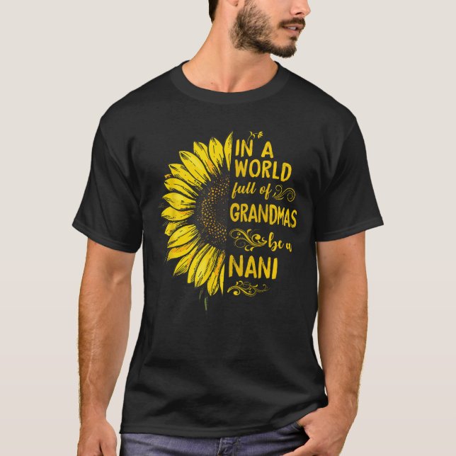 in a World Full of Grandmas be a NANI Sunflower Gr T-Shirt (Vorderseite)