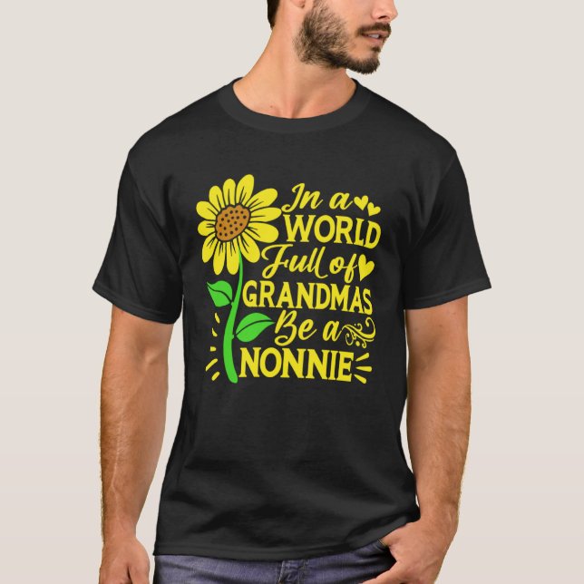 In A World Full Of Grandmas Be A Nonnie  Mother s  T-Shirt (Vorderseite)
