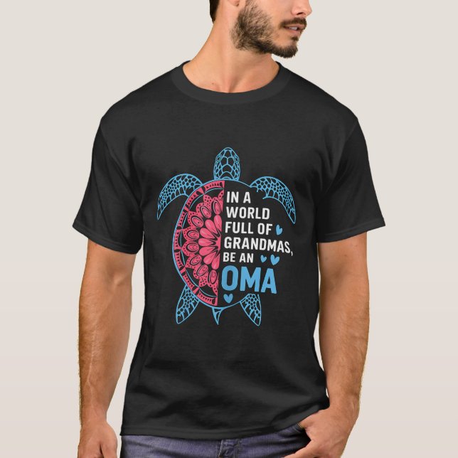 In A World Full Of Grandmas Be An Oma Turtle  T-Shirt (Vorderseite)
