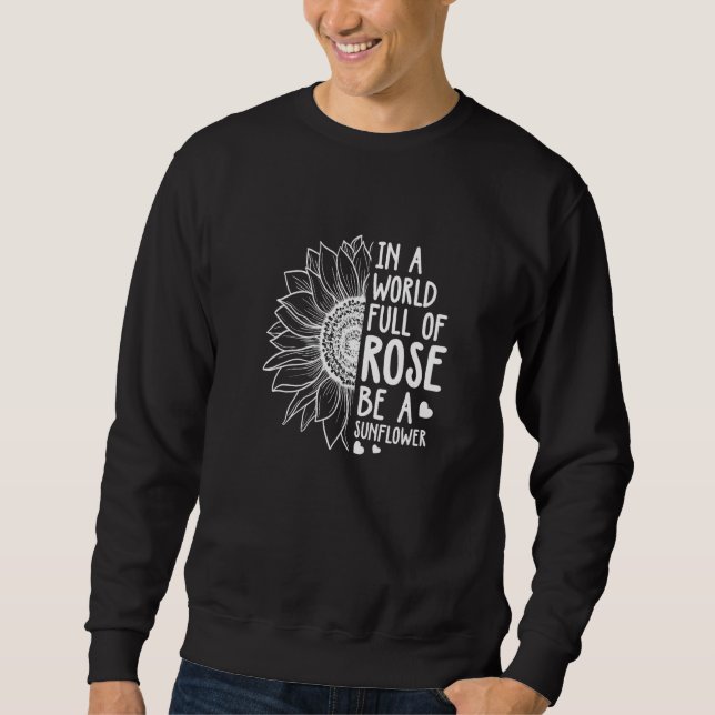 In A World Full Of Rose Be A Sunflower Gardener Bo Sweatshirt (Vorderseite)