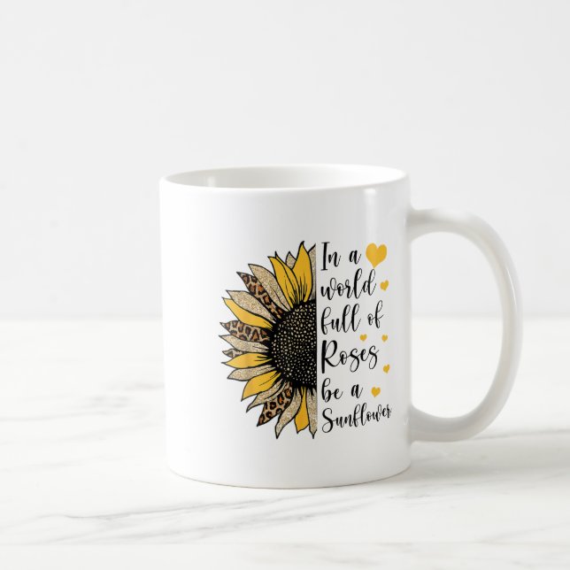 In A World Full Of Roses Be A Sunflower Flower Leo Kaffeetasse (Rechts)