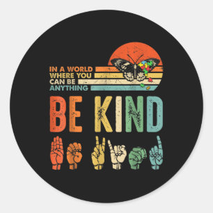 In A World Where You Can Be Anything Be Kind Kindn Runder Aufkleber
