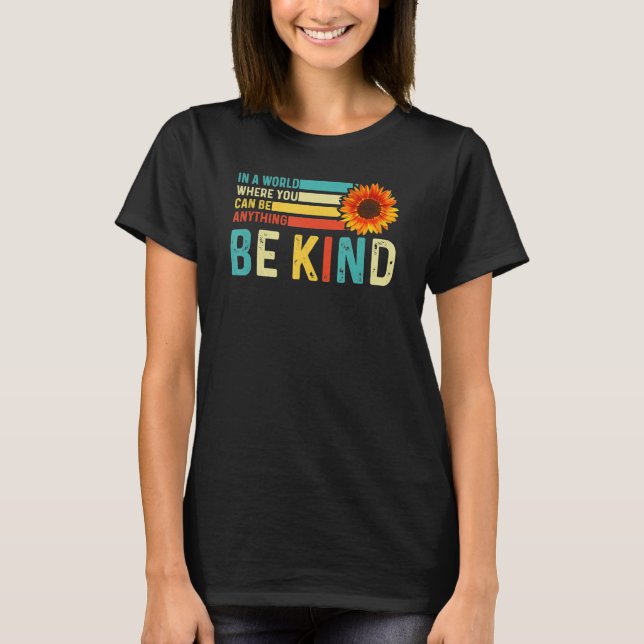 In A World Where You Can Be Anything Be Kind Kindn T-Shirt (Vorderseite)
