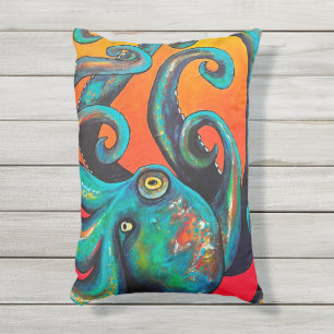 In Armen im Freien Kissen