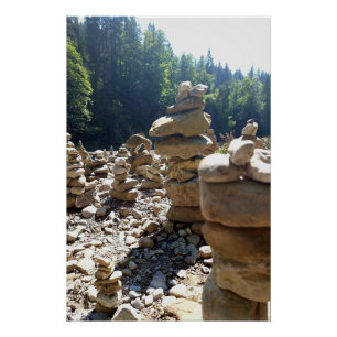 In Balance – Steintürme zwischen Wald und Wasser Poster