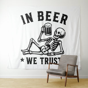 In Bier we trust chillin Skelett Beer Pong Wandteppich