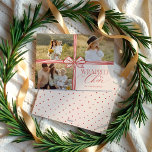 In Cheer Elegant Bow präsentiert FotoCollage Feiertagskarte<br><div class="desc">Feiern Sie die Feiertage mit unserer in fröhlicher und eleganter Bogen verpackten Weihnachtskarte aus dem Foto." Diese Karte ist die perfekte Mischung aus Eleganz und Launen, um Ihre gepflegten Erinnerungen in einer angenehmen und festlichen Art und Weise zu präsentieren. Das Design besticht durch sein elegantes Motiv aus Weihnachtsbäumen und Ribbon,...</div>