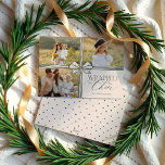 In Cheer Elegant Bow präsentiert FotoCollage Feiertagskarte<br><div class="desc">Feiern Sie die Feiertage mit unserer in fröhlicher und eleganter Bogen verpackten Weihnachtskarte aus dem Foto." Diese Karte ist die perfekte Mischung aus Eleganz und Launen, um Ihre gepflegten Erinnerungen in einer angenehmen und festlichen Art und Weise zu präsentieren. Das Design besticht durch sein elegantes Motiv aus Weihnachtsbäumen und Ribbon,...</div>
