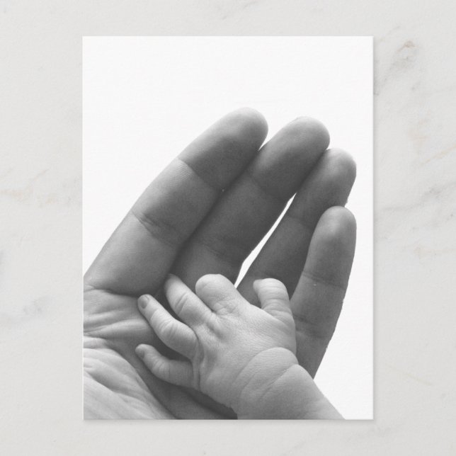 In Daddys Hand Postkarte (Vorderseite)