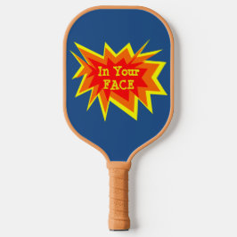 In deinem Gesicht strahlend blauer Smack-Talk serv Pickleball Schläger