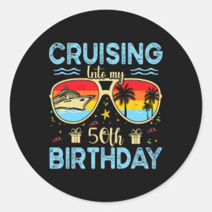 In den 50. Geburtstag cruisen - 50. Geburtstag Cru Runder Aufkleber